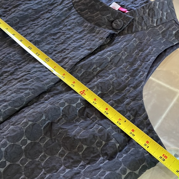 Table 8, 18, texture, interesting collar with button at top of  7” opening,EUC - Picture 5 of 7